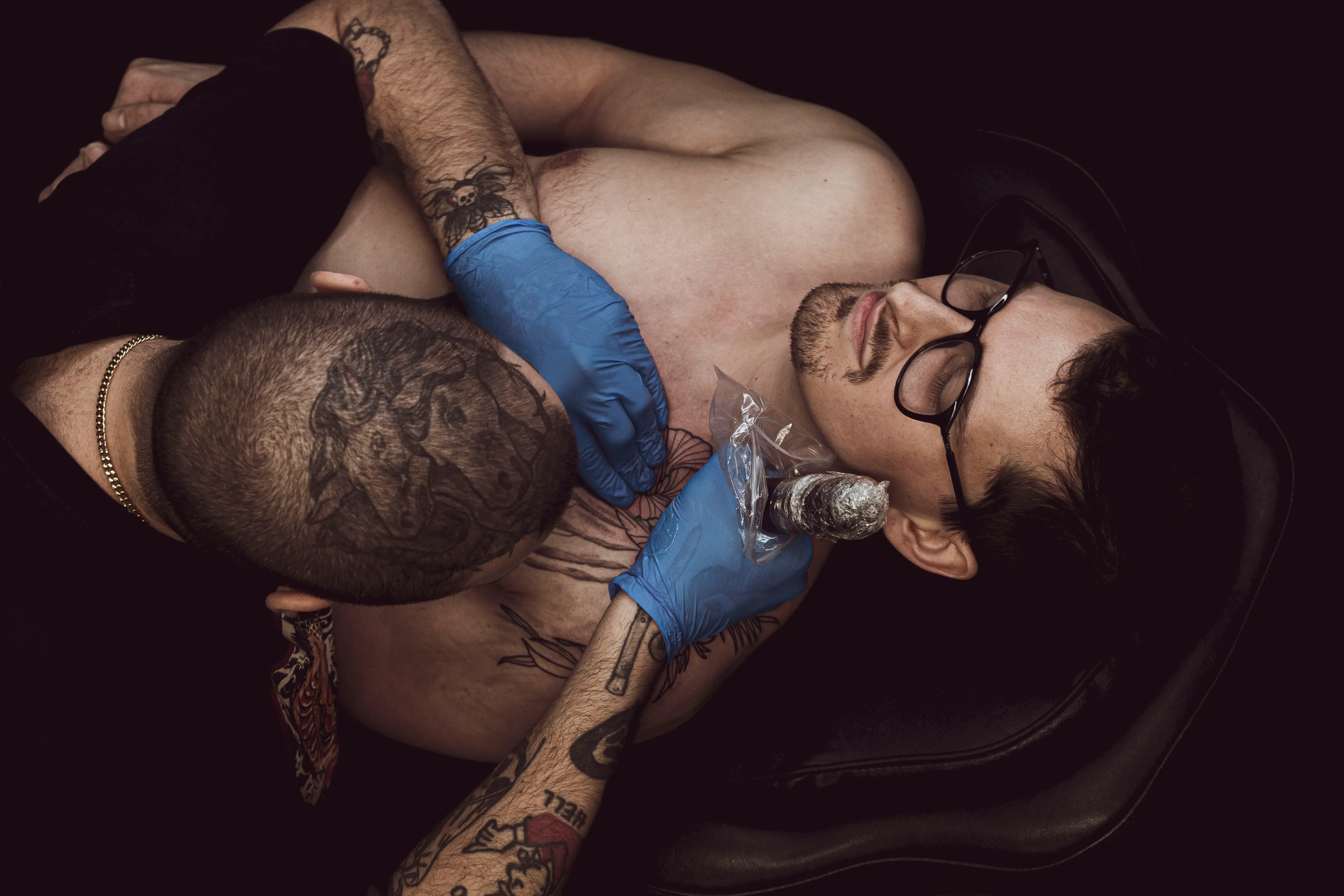 Alex en train de tatouer un client au salon Anges et Démons à Charlemagne